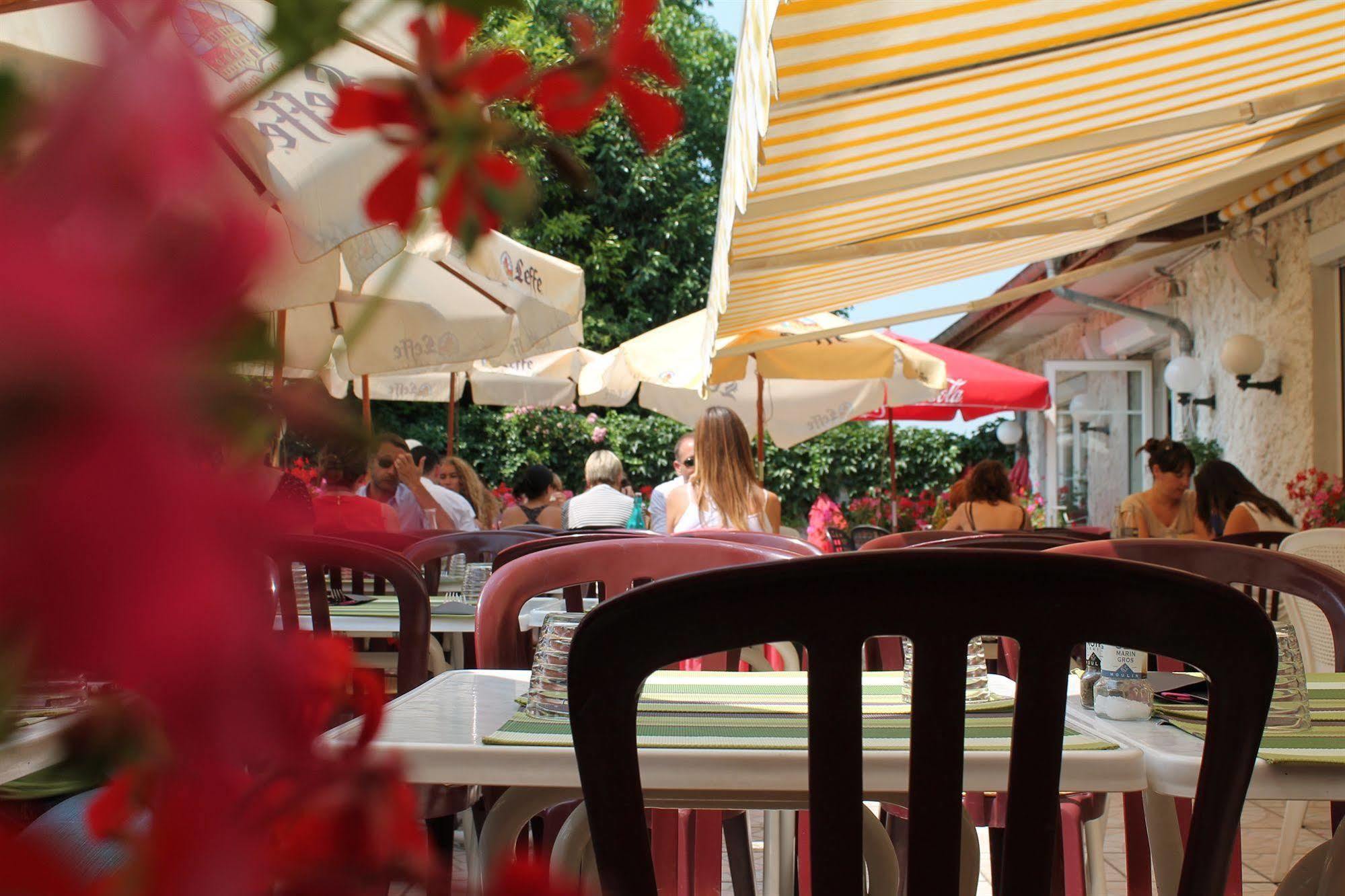 Hotel Restaurant Maison Blanche Rungis Exterior photo
